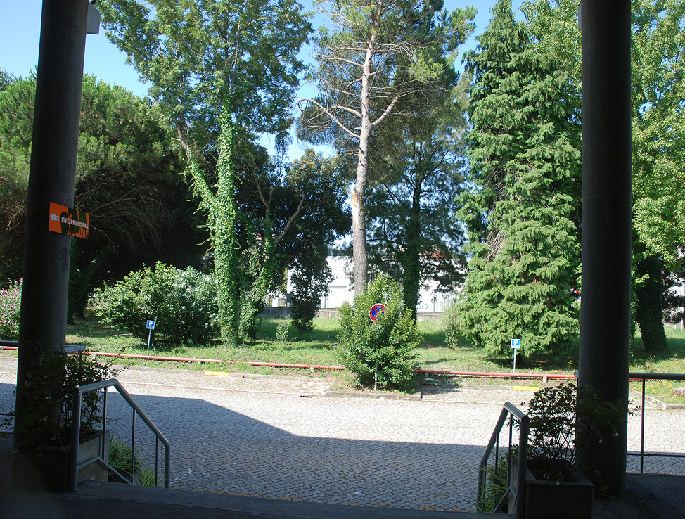 Zona de jardim e convívio exterior do Núcleo Empresarial Sarcol em Matosinhos